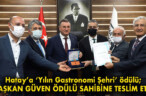 BAŞKAN GÜVEN ÖDÜLÜ SAHİBİNE TESLİM ETTİ