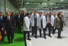 TOSYALI, BAKAN BAYRAKTAR’I PANEL ÜRETİM TESİSLERİNDE AĞIRLADI
