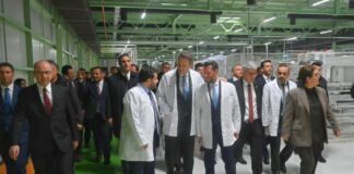 TOSYALI, BAKAN BAYRAKTAR’I PANEL ÜRETİM TESİSLERİNDE AĞIRLADI