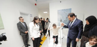 VALİ MASATLI ELİNDEN TUTTU, 7 YAŞINDAKİ ZEYNEP PROTEZİYLE YENİDEN YÜRÜDÜ