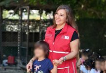 TÜRK KIZILAYI OKULA PAKETLERLE GELDİ, ÇOCUKLARI YİNE MUTLU ETTİ